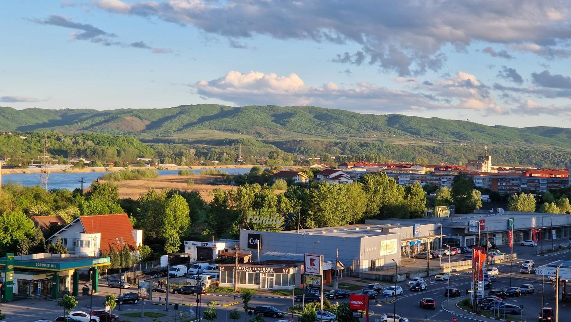 Central Modern View Ap Râmnicu Vâlcea エクステリア 写真